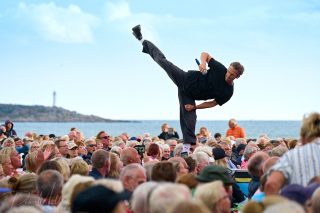 🌊🎶 Vissa konsertplatser stannar kvar lite längre i minnet.
Varberg är definitivt en av dem.
Att få uppleva Diggiloo med Kattegatt som fond och den historiska Varbergs fästning som mäktig kuliss är något alldeles extra. En spelplats där havets lugn möter publikens energi och musiken får en inramning som är svår att överträffa.
📸 Här kommer några sista glimtar från en fantastisk sommarkväll på västkusten – ögonblick fyllda av glädje, närvaro och den där speciella Diggiloo-känslan som gör varje turnéstopp unikt.
Nu rullar turnébussarna vidare, och ikväll väntar nästa stopp när Diggiloo intar Söderköping. Nya möten, ny publik och ännu en sommarkväll fylld av musik, skratt och oförglömliga ögonblick.
💬 Vilken spelplats tycker du har den vackraste inramningen för en konsert?
📍 Varberg ➡️ Söderköping
@diggiloo @visitvarberg @varbergskommun @visitsoderkoping @captureone @jessica_andersson_officiell @lisastadell @evajumatate @tuvaraawall @manoel_marques_lerin @kaliffa_official @soundsmaja @magnustrumpet @eriksegerstedt @laperrelli @kimsulocki @sagaludvigsson @thedavidlindgren @sony.nordic @sonyalphapro
#Diggiloo #Diggiloo2025 #Varberg #Söderköping #Kattegatt #Sommarturné #Livemusik #LiveMusic #Konsertfoto #ConcertPhotography #MusicPhotography #Scenfotografi #BehindTheLens #CaptureTheMoment #SvenskSommar #VisitVarberg #VisitÖstergötland #Publikglädje #Turnéliv #LocalEyes
#justgoshoot #sony #sonynordic #visualsoflife #sommar #turné #diggiloo #diggiloo2026 #diggilooturnen #krall_entertainment #
