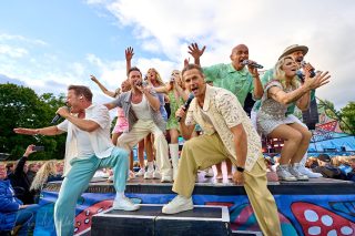 🎶✨ Värnamo, vilken kväll ni bjöd på!
Gårdagens Diggiloo-spelning blev ännu en sådan där sommarkväll man gärna sparar i minnet. Musik, skratt, spontanitet och en scen fylld av energi och spelglädje.
Det är något speciellt med att stå vid sidan av scenen och fånga de där ögonblicken när artisterna verkligen är inne i musiken. Blickarna, leendena, rörelserna och de små spontana ögonblicken som kanske bara varar en bråkdel av en sekund – men som blir kvar i bilden.
Och mitt i allt finns musikerna – de som driver musiken framåt, sätter pulsen och ger artisterna den musikaliska grund som får hela Diggiloo-showen att lyfta. De kanske inte alltid står längst fram, men deras närvaro är en självklar och viktig del av upplevelsen.
🎂 Och mitt i denna härliga kväll fanns det dessutom något alldeles extra att fira – Diggiloo-regissören Sandra Koffner fyllde år! Ett stort grattis i efterskott, Sandra! ❤️
📸 Jag tar med mig de här ögonblicken från första akten på gårdagens kväll i Värnamo.
Nu rullar Diggiloo vidare genom sommaren. 🚐🎤
I morgon är det Kristianstad som står på tur.
Jag ser redan fram emot nästa möte med gänget, nästa spelplats och nästa samling ögonblick att fånga genom kameran.
Kristianstad – snart är det er tur! ❤️
💬 Har du hunnit se Diggiloo i sommar? Vilken spelning har varit din favorit hittills?
📍 Värnamo ➡️ Kristianstad
#Diggiloo #Diggiloo2026 #Värnamo #Kristianstad #Sommarturné #Livemusik #Konsertfoto #ConcertPhotography #MusicPhotography #Scenfotografi #LiveMusic #Musiker #LiveMusicians #Konsertupplevelse #SvenskSommar #LiveEntertainment #Turnéliv #BehindTheLens #CaptureTheMoment #MusicLovers #Konsertfotograf #LocalEyes
#sony #sonynordic #visualsoflife #sommar #svensksommar
@diggiloo @jessica_andersson_officiell @lisastadell @sony.nordic @captureone @sonyalphapro @koffnersandra pakrall @captureonepro @krall_entertainent @diggilooturnen @laperrelli @tuvaraawall @evajumatate @manoel_margues_lerin @kaliffa_official @soundsmaja @magnustrumpet @eriksegerstedt @kimsulocki @sagaludvigsson @thedavidlindgren @sony.nordic @sonyalphapro @captureone
