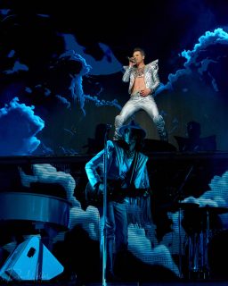 🎭⚡ The Ark levererade – och Ulriksdals slott blev deras för en kväll!
Vilken konsert. Vilken show. Och vilket band!
När The Ark klev upp på scenen under Musikveckan på Ulriksdals slott var det som att trycka på en knapp. Energin steg direkt och sedan släppte de aldrig taget om publiken.
Med musikalitet, teatralitet, humor och en självklar scennärvaro levererade bandet en show i absolut toppklass. Det var stort, lekfullt, färgstarkt och framför allt – vansinnigt bra.
Från min plats bakom kameran var det bara att försöka hänga med. 😅📸
Och visst måste jag ge en liten eloge till ljusproduktionen också – den var makalöst bra och gav showen ytterligare en dimension. Perfekt för ett konsertögonblick som fotograf.
Men den här kvällen tillhörde framför allt The Ark.
De trollband publiken. De ägde scenen. Och de lämnade knappast någon oberörd.
📸 Några av mina ögonblick från en kväll som verkligen hade det där lilla extra.
💬 Var du på plats? Vilken låt eller vilket ögonblick från The Arks show fastnade bäst hos dig?
📍 Ulriksdals slott, Solna
🎤 The Ark | Musikveckan
#TheArk #TheArkBand #Musikveckan #UlriksdalsSlott #Solna #Livemusik #LiveMusic #Konsert #Konsertfoto #ConcertPhotography #MusicPhotography #Scenfotografi #LiveEntertainment #SvenskMusik #SvenskRock #RockMusic #ConcertLighting #BehindTheLens #CaptureTheMoment #MusicLovers #LocalEyes
#sony #sonynordic #visualsoflife #instagoodmyphoto
@krall_entertainment @sony.nordic @sonyalphapro pakrall @captureone @_thearkworld