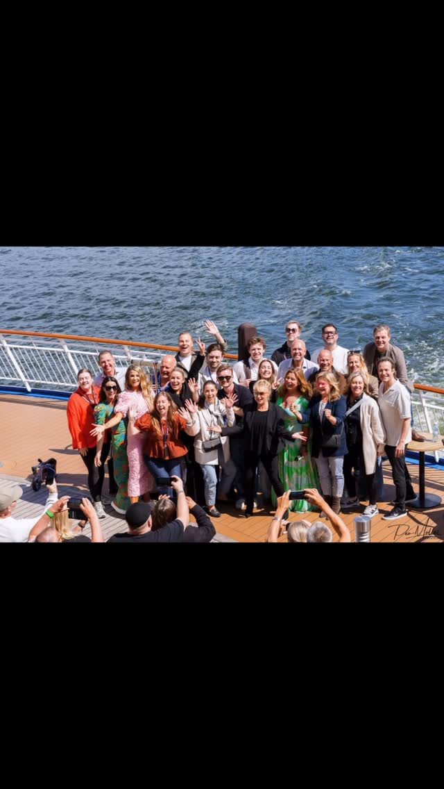 Vilket dygn ombord på Birka Gotland! ✨🎤🚢

Diggilookryssningen bjöd på musikglädje, skratt och oförglömliga möten när Lasse Holm tillsammans med Diggiloo-favoriterna Magnus Carlsson, Jessica Andersson, Nanne Grönvall, Magnus Johansson, Johanna Beijbom, Lisa Stadell, Elisabeth Andreassen, Lotta Engberg och Lasse Kronér förvandlade Östersjön till Sveriges mest svängiga scen.

Från allsång och stående ovationer till sena danssteg och härlig gemenskap – ett intensivt dygn fyllt av hits, minnen och ren glädje. Tack till alla fantastiska artister och gäster gäster som gjorde resan magisk! ❤️

Älskar mitt jobb🙏💕 

#Diggilookryssningen #BirkaGotland #Diggiloo #Musikglädje #SvenskaArtister 

@diggiloo @jessica_andersson_officiell @sony.nordic @sonyalphapro @pianokalle  @captureonepro @krall_entertainent @diggilooturnen @koffnersandra @lasse_349 @lottaengbergofficial @lassekronerprivat @nannegronvall@@johannabeijbom @magnustrumpet @magnus_cson @bettanofficial @titanix_officiell