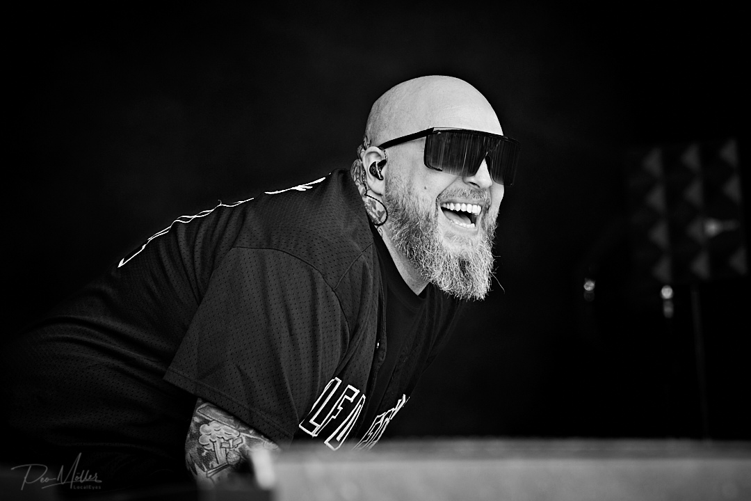 Dag 2 på Sweden Rock är officiellt igång! 🤘🔥⁠
⁠
Festivalområdet vaknar till liv igen, ölen är kall, rocktröjorna är på och musiken dånar över Norje. Ett av dagens första band ut på scen var Self Deception – och vilken start på dagen det blev! 🎸⚡⁠
⁠
Nu väntar ännu fler konserter, nya minnen och den där speciella Sweden Rock-känslan som bara måste upplevas på plats. Vi är redo för ännu en dag fylld av riff, allsång och ren festivalmagi.⁠
⁠
Vem ser ni mest fram emot att se idag? 👇🤘⁠
⁠
#SwedenRock #SwedenRockFestival #SwedenRock2026 #SRF2026 #SelfDeception #FestivalLife #RockFestival #LiveMusic #RocknRoll #MetalFestival #FestivalVibes #RockCommunity #ConcertLife #HeavyMetal #HardRock #MusicFestival #Norje #Sölvesborg #Blekinge #RockFans #Metalhead #LiveConcert #SummerFestival #Headbanger #RockLife #FestivalSeason #SwedishRock #RockMusic #MetalFamily #FestivalMood