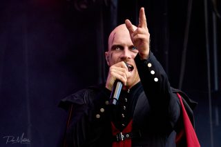 🧟♂️⚡ DOMINUM TOG ÖVER TIME TO ROCK! ⚡🧟♂️
Vissa band spelar en konsert.
Dominum skapar en värld.
Från det ögonblick de klev upp på scenen drogs publiken in i deras mörka universum av tunga riff, episka refränger och en scennärvaro som var omöjlig att värja sig mot. Med sin unika zombie-estetik och gränslösa energi levererade de en show som fick publiken att sjunga med, höja nävarna och leva sig in i varje sekund.
🤘 Kraftfullt.
🧟 Spektakulärt.
⚡ Fullständigt medryckande.
Det var en sådan där spelning där man gång på gång tittar runt på publiken och inser att alla delar samma känsla – att vara mitt i något speciellt.
När sista tonen klingade ut var det tydligt att Dominum inte bara hade vunnit nya fans. De hade lämnat ett avtryck som kommer att leva kvar långt efter festivalens slut.
📸 Vilken bild fångar känslan bäst?
👇 Var du på plats? Berätta vilket ögonblick från spelningen som fastnade mest hos dig!
🤘 Tagga någon som borde se Dominum live nästa gång de kommer till Sverige!
📍 Time To Rock Festival, Knislinge
@realdominum @timetorockfestival @sony.nordic
#Dominum #TimeToRock #TimeToRockFestival #Knislinge #HeavyMetal #Metal #PowerMetal #Metalheads #MetalCommunity #MetalFamily #LiveMusic #LiveMetal #ConcertPhotography #MusicPhotography #FestivalPhotography #RockPhotography #LiveOnStage #FestivalLife #RockFestival #Headbangers #sony #sonynordic #RaiseYourHorns #MetalLives #GermanMetal #FestivalVibes #RockAndRoll #MetalFestival #LiveForTheMoment #justgoshoot
💬 Vilken låt från Dominums set fastnade mest hos dig? 🤘🧟♂️