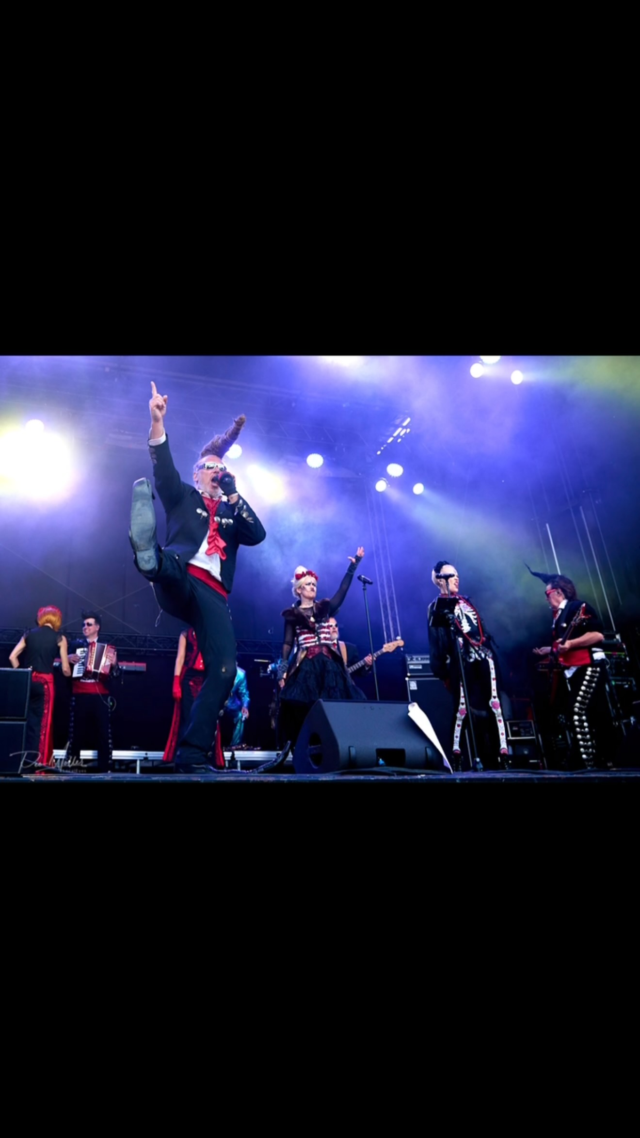 🎸🚜 LENINGRAD COWBOYS KÖRDE ÖVER TIME TO ROCK MED HÅRET FÖRE! 🚜🎸⁠
⁠
Det finns konserter.⁠
⁠
Och så finns det Leningrad Cowboys.⁠
⁠
För ärligt talat...⁠
Hur ofta ser man ett band som ser ut som att de blivit utslängda från en 50-talsbarbershop, kört vilse i en Mad Max-film och sedan hamnat på en rockfestival i Skåne? 😎⁠
⁠
Bandet som på något sätt lyckats göra gigantiska pompadourer, spetsiga skor och rock’n’roll till en livsstil intog scenen och förvandlade Time To Rock till en fest där allt kändes möjligt. 🤘😂⁠
⁠
Publiken sjöng, dansade och log från öra till öra medan finländarnas kultförklarade show bjöd på lika delar musikalisk briljans och fullständig galenskap.⁠
⁠
⁠
⁠
🎶 Stora låtar.⁠
👞 Stora skor.⁠
💈 Ännu större frisyrer.⁠
⁠
Precis som det ska vara.⁠
⁠
Hur många burkar hårspray tror ni gick åt innan bandet gick upp på scen? 😅💈👇⁠
⁠
📸 Om frisyrerna hade en egen fanclub – hade du gått med?⁠
⁠
👇 Vilket är mest imponerande?⁠
💈 Håret⁠
👞 Skorna⁠
🎸 Musiken⁠
⁠
Tagga den vän som fortfarande försöker få till en Leningrad Cowboys-frisyr hemma framför spegeln! 😂👇⁠
⁠
📍 Time To Rock Festival, Knislinge⁠
⁠
@timetorockfestival @leningrad_cowboys_official @sony.nordic ⁠
⁠
#justgoshoot #LeningradCowboys #TimeToRock #timetorockfestival