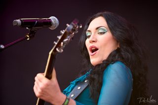 ✨🎸 En magisk start på festivaldagen med Rosalie Cunningham! 🎸✨
Dagens första toner på Time To Rock satte ribban högt när Rosalie Cunningham intog scenen med sin karismatiska närvaro och sitt unika sound. Med en fascinerande blandning av psykedelisk rock, progressiva influenser och klassiska 70-talsvibbar bjöd hon publiken på en spelning som både trollband och överraskade. Som prisbelönt singer-songwriter och multiinstrumentalist fortsätter Rosalie att tänja på gränserna för modern rock – och det märks verkligen live.
Att få inleda dagen med en artist som vågar gå sin egen väg var den perfekta starten på ännu en fantastisk festivaldag. 🔥
📸 Vilken bild fångar stämningen bäst?
👇 Har du sett Rosalie Cunningham live tidigare, eller var detta första gången?
🤘 Tagga den vän du gärna hade upplevt den här spelningen tillsammans med!
📍 Time To Rock Festival
@rosaliecunning71 @timetorockfestival
#RosalieCunningham #TimeToRock #TimeToRockFestival #ProgRock #ClassicRock #BritishRock #FemaleRock #WomenInRock #LiveMusic #ConcertPhotography #FestivalPhotography #RockPhotography #LiveOnStage #RockFestival #FestivalLife #SupportLiveMusic #RockAndRoll #ProgCommunity #PsychedelicMusic #MusicLovers #Sweden #Knislinge #SouthernSweden #GigPhotography #ConcertVibes #DiscoverNewMusic #FestivalSeason #RockFans #justgoshoot #sonynordic
@sony.nordic @sonyalphapro @alphauniversebysony.eu