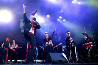 🎸🚜 LENINGRAD COWBOYS KÖRDE ÖVER TIME TO ROCK MED HÅRET FÖRE! 🚜🎸
Det finns konserter.
Och så finns det Leningrad Cowboys.
För ärligt talat...
Hur ofta ser man ett band som ser ut som att de blivit utslängda från en 50-talsbarbershop, kört vilse i en Mad Max-film och sedan hamnat på en rockfestival i Skåne? 😎
Bandet som på något sätt lyckats göra gigantiska pompadourer, spetsiga skor och rock'n'roll till en livsstil intog scenen och förvandlade Time To Rock till en fest där allt kändes möjligt. 🤘😂
Publiken sjöng, dansade och log från öra till öra medan finländarnas kultförklarade show bjöd på lika delar musikalisk briljans och fullständig galenskap.
🎶 Stora låtar.
👞 Stora skor.
💈 Ännu större frisyrer.
Precis som det ska vara.
Hur många burkar hårspray tror ni gick åt innan bandet gick upp på scen? 😅💈👇
📸 Om frisyrerna hade en egen fanclub – hade du gått med?
👇 Vilket är mest imponerande?
💈 Håret
👞 Skorna
🎸 Musiken
Tagga den vän som fortfarande försöker få till en Leningrad Cowboys-frisyr hemma framför spegeln! 😂👇
📍 Time To Rock Festival, Knislinge
@timetorockfestival @leningrad_cowboys_official @sony.nordic
#justgoshoot #LeningradCowboys #TimeToRock #TimeToRockFestival #RockAndRoll #RockFestival #FestivalLife #LiveMusic #ConcertPhotography #FestivalPhotography #RockPhotography #LiveOnStage #ClassicRock #PartyRock #Finland #FinnishRock #FestivalVibes #GoodTimes #RockNRoll #ConcertVibes #GigPhotography #SupportLiveMusic #Knislinge #MusicLovers #RockFans #LiveEntertainment #FestivalSeason #LetsRock #HairGoals