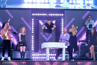 ☀️🎤 Ystad levererade – och Diggiloo levererade tillbaka! 🎤☀️
Under en klarblå himmel och i strålande solsken fylldes gårdagen av musikglädje, skratt och oförglömliga ögonblick när Diggiloo intog Ystad. 🌞🎶
Från första tonen till sista applåden var publiken med på noterna. Sång, dans, handklappningar och leenden så långt ögat kunde nå – precis den där magiska känslan som uppstår när artist och publik möts och skapar något tillsammans.
Det är kvällar som dessa som påminner oss om varför livemusik är så speciellt. När solen värmer, musiken förenar och tusentals människor delar samma ögonblick. ❤️
📸 Att fånga den energin genom kameran är ett privilegium.
👇 Var du på plats i Ystad?
🎶 Vilket framträdande eller ögonblick blev din höjdpunkt under kvällen?
Tagga gärna någon du hade velat dela den här sommarkvällen med! ☀️
📍 Ystad
@diggiloo ystad_official @visitystad @diggiloo @jessica_andersson_officiell @lisastadell @evajumatate @tuvaraawall @manoel_marques_lerin @kaliffa_official @soundsmaja @magnustrumpet @eriksegerstedt @laperrelli @kimsulocki @sagaludvigsson @thedavidlindgren @sony.nordic @sonyalphapro @captureone
#Diggiloo #Diggiloo2026 #Ystad #VisitYstad #SvenskSommar #Sommarkonsert #LiveMusic #Musikglädje #Livemusik #Sommarturné #MusicPhotography #sony #sonynordic #ConcertPhotography #EventPhotography #LivePhotography #Scenfotografi #Konsertfoto #Publikhav #SummerVibes #SwedishSummer #Skåne #VisitSkåne #Sverige #MusicLovers #LiveOnStage #Sommarminnen #InstaMusic #Fotograf #CaptureTheMoment
