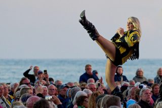 🌊🎶 Det finns spelplatser som sätter scenen redan innan den första tonen har spelats.
I söndags bjöd Diggiloo på ännu en fantastisk sommarkväll – den här gången vid Södra Fästningshörnan i Varberg, där konsertplatsen ramas in av Kattegatt på ena sidan och den mäktiga Varbergs fästning på den andra. En svårslagen inramning som gav kvällen en alldeles speciell känsla.
Sedan var det upp till artisterna och publiken – och de gjorde ingen besviken.
Publiken sjöng med, applåderna avlöste varandra och den glädje och spontanitet som är Diggiloos signum spred sig över hela området. Det är just samspelet mellan scenen och publiken som gör varje kväll på turnén unik.
📸 För mig som fotograf är det ett privilegium att få dokumentera de här ögonblicken. När platsen, människorna och musiken möts skapas minnen som lever kvar långt efter att den sista tonen klingat ut.
Här är några av mina favoritbilder från en kväll där havets lugn och musikens energi möttes i perfekt harmoni.
💬 Vilken är den vackraste konsertplats du har besökt? Berätta gärna i kommentarerna! 👇
📍 Varberg
@diggiloo @visitvarberg @varbergskommun @jessica_andersson_officiell @lisastadell @evajumatate @tuvaraawall @manoel_marques_lerin @kaliffa_official @soundsmaja @magnustrumpet @eriksegerstedt @laperrelli @kimsulocki @sagaludvigsson @thedavidlindgren @sony.nordic @sonyalphapro
#Diggiloo #Diggiloo2025 #Varberg # #Kattegatt #VisitVarberg #Halland #Livemusik #LiveMusic #instagoodmyphoto #1stinstinct #Konsert #Konsertfoto #ConcertPhotography #MusicPhotography #Scenfotografi #Sommarturné #SvenskSommar #Publikglädje #LiveEntertainment #BehindTheLens #CaptureTheMoment #LocalEyes #sony #sonynordic #sommar #turné #diggiloo #diggiloo2026 #diggilooturnen #krall_entertainment