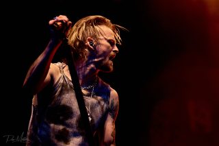 🎤✨ Vilket fantastiskt avslut på årets Time To Rock! ✨🎤
Att få runda av festivalen med Erik Grönwall var inget mindre än magiskt. Vilken röst. Vilken scennärvaro. Vilken energi. Från första till sista tonen bjöd han på en prestation som påminde oss om varför livemusik berör på riktigt. Efter en karriär med bland annat H.E.A.T., Skid Row och samarbetet med Michael Schenker fortsätter Erik att visa varför han är en av Sveriges absolut främsta rocksångare.
Men de här bilderna handlar om mer än bara en fantastisk konsert.
Den handlar om ännu ett år fyllt av musik, möten, skratt, nya bekantskaper och oförglömliga ögonblick – både framför och bakom kameran. 📸❤️
Ett stort och varmt tack till hela Time To Rock-familjen. Tack till arrangörerna, funktionärerna, artisterna, crewet, alla fotografer och inte minst den fantastiska publiken. Er passion, ert engagemang och er kärlek till musiken är det som gör den här festivalen så speciell.
Ni skapar inte bara en festival – ni skapar minnen som lever kvar långt efter att sista ackordet har klingat ut.
Vi ses igen nästa år. 🤘❤️
📸 Vilket var DITT starkaste festivalminne från Time To Rock 2026? Berätta i kommentarerna! Och tagga den person du vill stå längst fram vid scenen med nästa år. 👇
📍 Time To Rock Festival, Knislinge
@erikgronwall @timetorockfestival @sony.nordic @sonyalphapro @captureone
#ErikGrönwall #TimeToRock #TimeToRockFestival #Knislinge #LiveMusic #ConcertPhotography #MusicPhotography #FestivalPhotography #RockPhotography #LiveOnStage #sony #sonynordic #bealpha #RockFestival #FestivalLife #SupportLiveMusic #RockAndRoll #RockCommunity #MusicLovers #MetalFamily #Headbangers #Sweden #VisitSkåne #FestivalVibes #LiveForTheMoment #ThankYou #SeeYouNextYear #RaiseYourHorns #CaptureTheMoment #PhotographerLife
