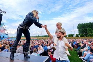 🎶 Turnélivet handlar om så mycket mer än själva konserterna.
När scenljuset slocknar, publiken har gått hem och de sista tonerna klingat ut, är det bilderna och minnena som lever vidare.
Helsingborg bjöd på en kväll fylld av spelglädje, värme och en publik som verkligen gav artisterna energi tillbaka. Det är just samspelet mellan scenen och publiken som gör varje Diggiloo-kväll unik – och som gör det så inspirerande att få dokumentera.
📸 Här är några av mina sista favoriter från Helsingborg.
Nu rullar turnén vidare mot Skövde, där ännu en publik väntar på att skapa nya minnen tillsammans med artisterna.
För min egen del går nästa anhalt mot Varberg på söndag, och jag ser redan fram emot att fånga fler ögonblick, fler leenden och den där speciella Diggiloo-känslan som följer med från stad till stad.
💬 Har du redan varit på Diggiloo i sommar, eller väntar ditt turnéstopp fortfarande? Berätta gärna var vi ses längs vägen! 👇
📍 Helsingborg ➡️ Skövde ➡️ Varberg
@diggiloo @helsingborgstad @visitskane @varbergskommun @visitvarberg @jessica_andersson_officiell @lisastadell @sony.nordic @captureone @sonyalphapro @koffnersandra pakrall @captureonepro @krall_entertainent @diggilooturnen @laperrelli @tuvaraawall @evajumatate @manoel_margues_lerin @kaliffa_official @soundsmaja @magnustrumpet @eriksegerstedt @kimsulocki @sagaludvigsson @thedavidlindgren @wilsonanndance
#Diggiloo #Diggiloo2025 #Sommarturné #Helsingborg #Skövde #Varberg #Livemusik #Konsertfoto #ConcertPhotography #MusicPhotography #LiveMusic #Scenfotografi #Turnéliv #BakomKameran #BehindTheLens #CaptureTheMoment #Publikglädje #SvenskSommar #Fotograf #LiveEntertainment #MusicLovers #LocalEyes