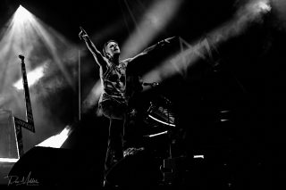 🖤🎤 Ett värdigt och kraftfullt avslut på årets Time To Rock. 🎤🖤
I svartvitt försvinner distraktionerna.
Kvar finns känslan.
Ljuset. Skuggorna. Uttrycken. Musiken.
Att få avsluta årets festival med Erik Grönwall bakom mikrofonen var något alldeles extra. Med sin karaktäristiska röst, sin närvaro och sin förmåga att fånga publiken skapade han ett avslut som kommer att leva kvar länge i minnet.
Men de här bilderna handlar också om något större.
De handlar om fyra dagar fyllda av musik, gemenskap och möten mellan människor som delar samma passion. Om ögonblicken framför scenen, bakom scenen och allt däremellan.
🖤 Ett stort och innerligt tack till Time To Rock.
Tack till arrangörerna som år efter år skapar något unikt.
Tack till artisterna som ger allt på scen.
Tack till crew, volontärer, fotografer och alla som arbetar bakom kulisserna.
Och framför allt – tack till publiken som fyller festivalområdet med energi, glädje och kärlek till musiken.
Det är ni som gör Time To Rock till mer än en festival.
Vi ses nästa år. 🤘🖤
📸 Vilken är din favoritbild i serien?
👇 Och vilket ögonblick från årets festival kommer du att bära med dig längst?
@erikgronwall @timetorockfestival @captureone
#ErikGronwall #TimeToRock #TimeToRockFestival #BlackAndWhitePhotography #BlackAndWhite #BWPhotography #BNW #MonochromePhotography #BlackAndWhitePhoto #BWPhoto #Monochrome #ConcertPhotography #LiveMusicPhotography #MusicPhotography #RockPhotography #GigPhotography #LiveOnStage #LiveMusic #RockFestival #FestivalPhotography #StagePhotography #PortraitPhotography #RockAndRoll #SwedishRock #FestivalLife #CaptureTheMoment #FineArtPhotography #MusicMoments #PhotographersOfInstagram #InstaBW
🖤 Ibland säger svartvitt mer än färg någonsin kan. 🤘📸